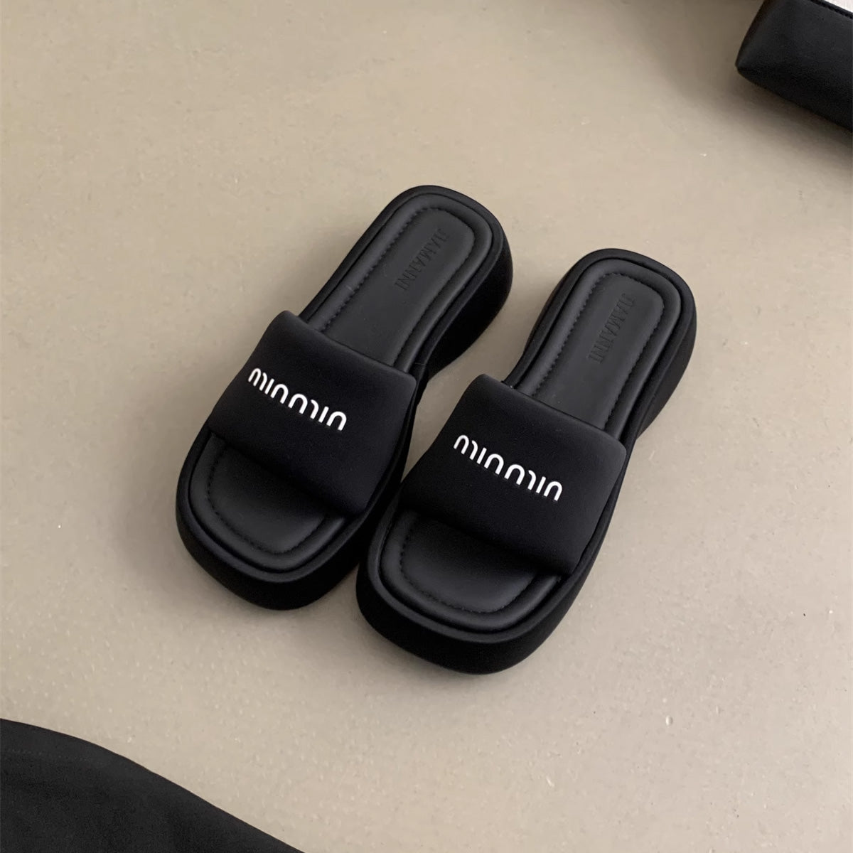 【shoes】英字柄履きやすいサンダルF7651