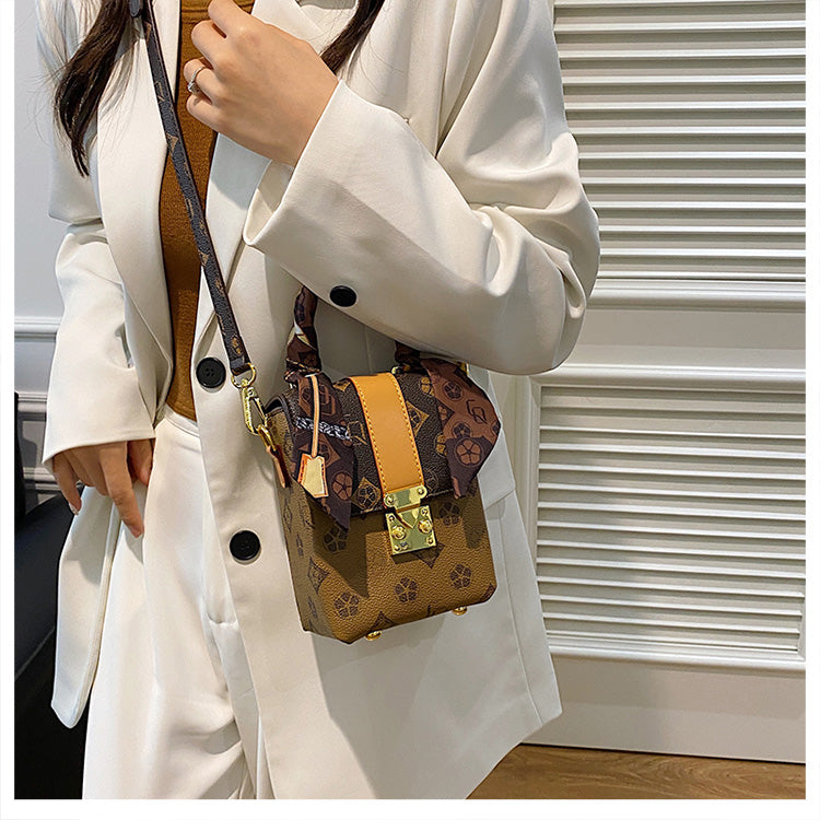 【小物】2色メッセンジャーバッグG22737