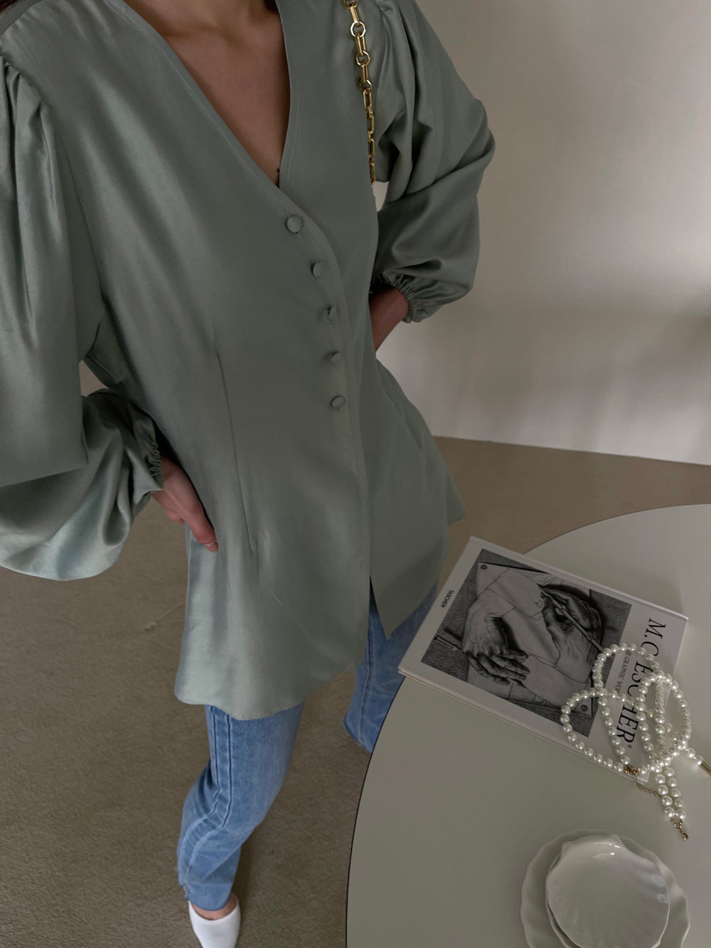 【tops】VネックランタンスリーブブラウスG22995