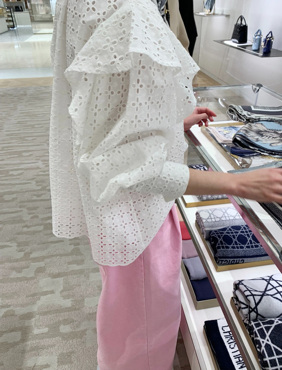 【tops】透かし彫りレースブラウスG23054