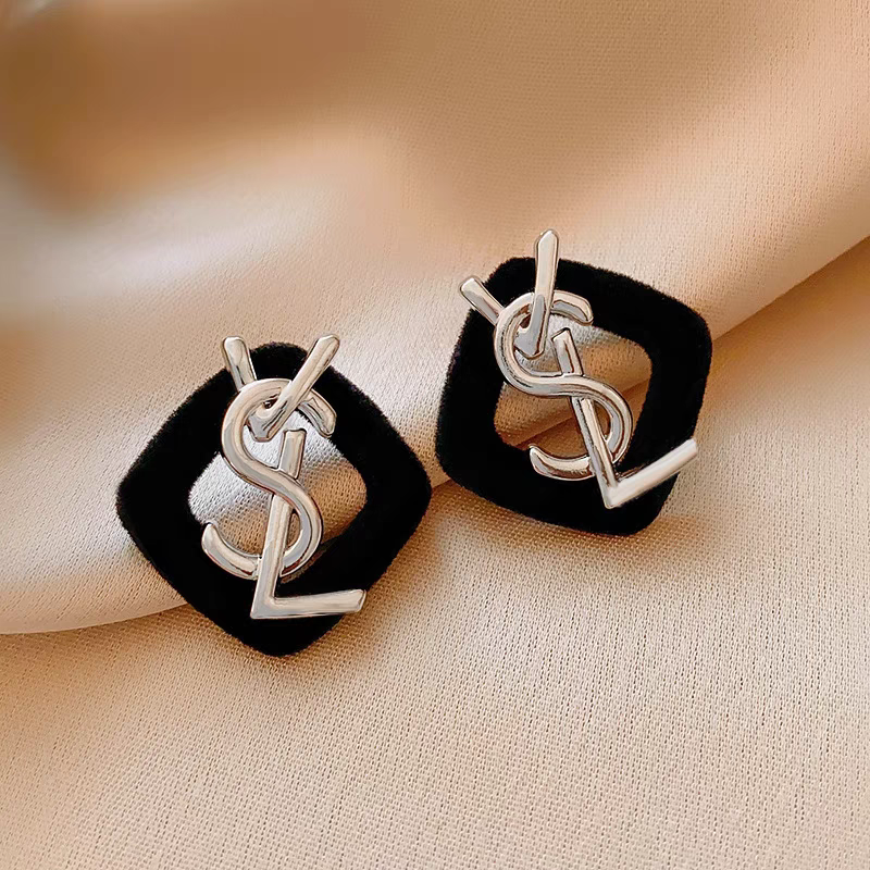 【小物】英字柄ピアスアクセサリーG23493