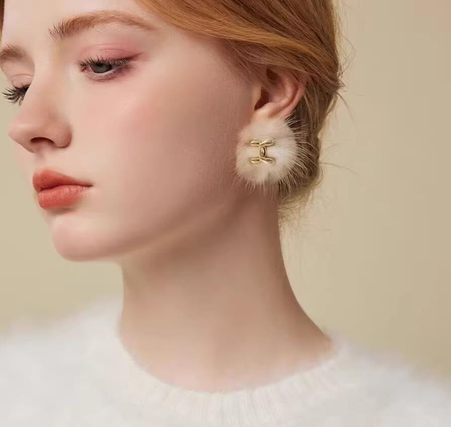 【小物】ふわふわ英字柄ピアスアクセサリーF8196