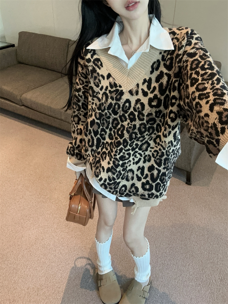 【tops】Vネックヒョウ柄セーターG24158