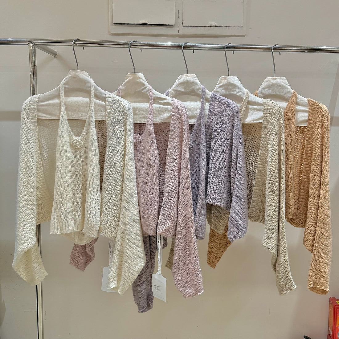 【set】立体感フラワー付きニットキャミソール×ニットカーディガンセット Q8962