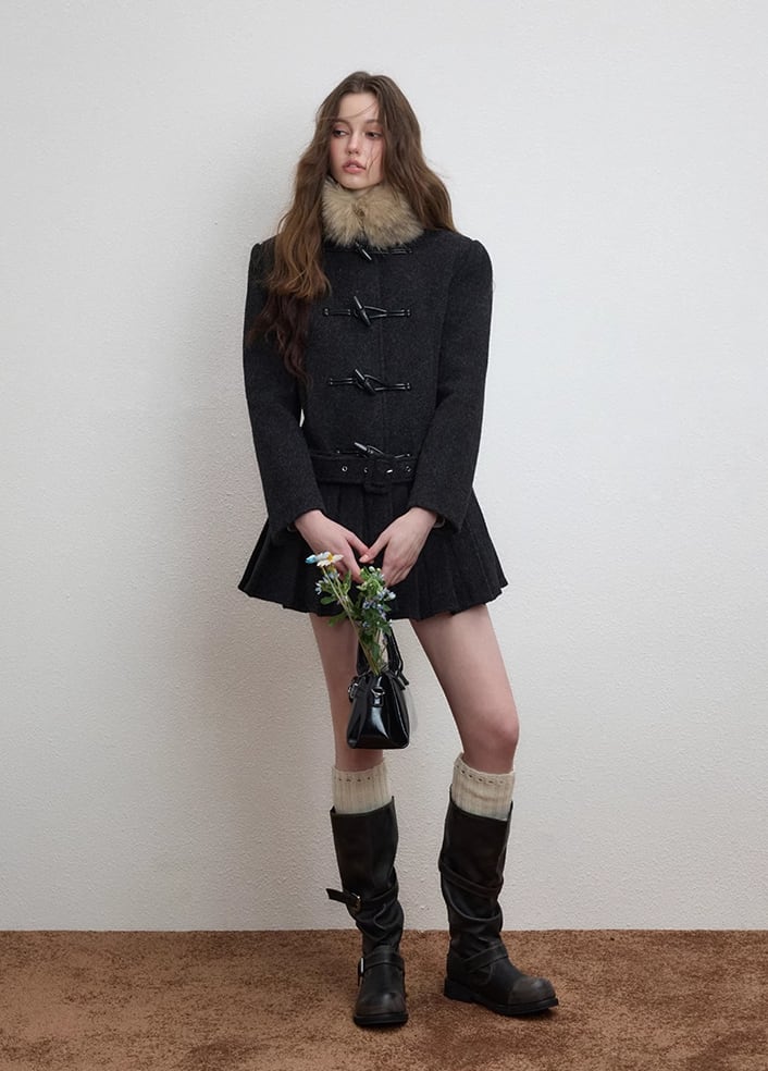【outer】ファー付きプリーツ裾ラシャコート Q7566