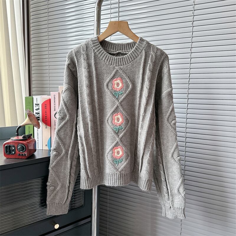 【tops】刺繍クルーネックニットセーター M18547
