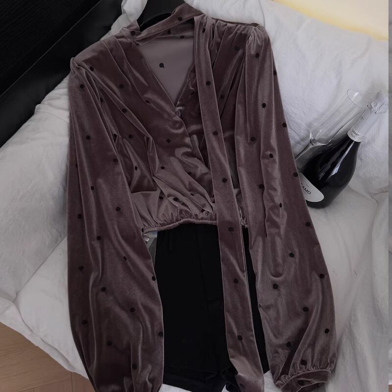【tops】Vネックドット柄ベルベットトップス Q7399