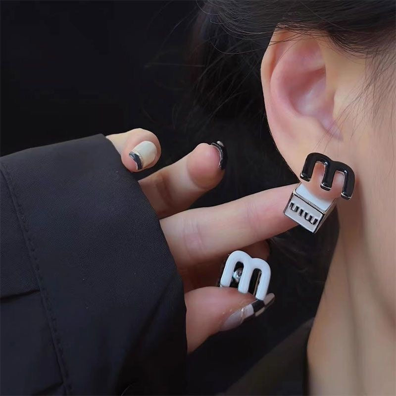 【小物】英字柄ピアスアクセサリーF7796