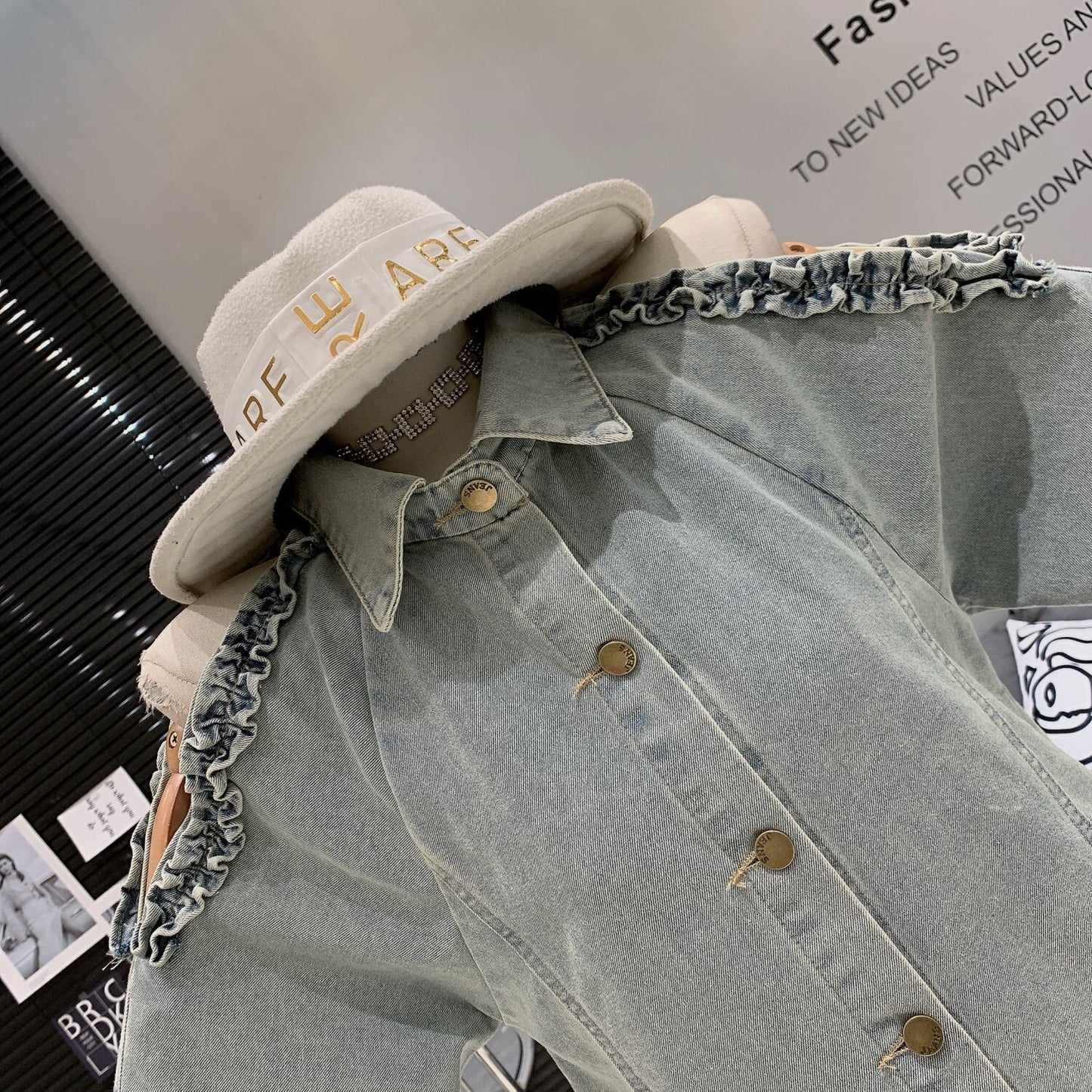 【tops】オフショルダーデニムシャツトップス　M29717