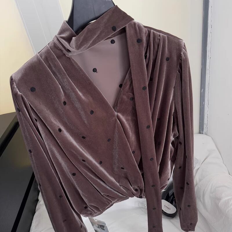 【tops】Vネックドット柄ベルベットトップス Q7399