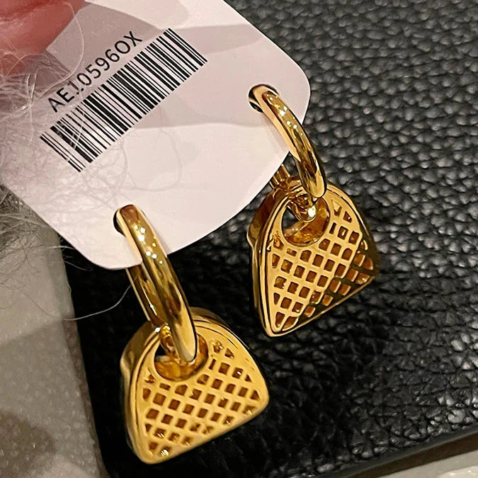 【小物】新入荷～英字柄配色ピアスアクセサリーG21598