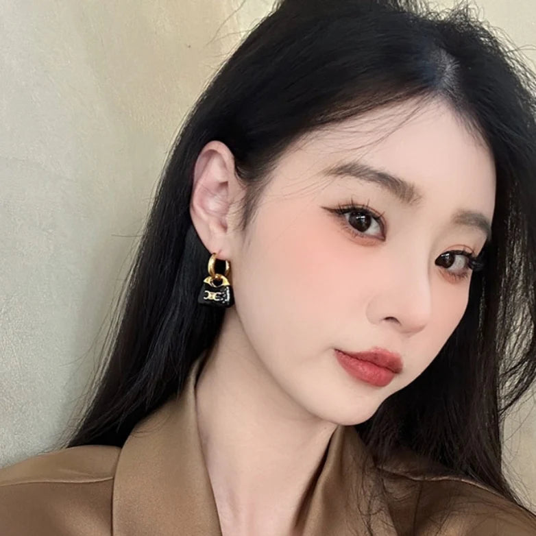 【小物】新入荷～英字柄配色ピアスアクセサリーG21598