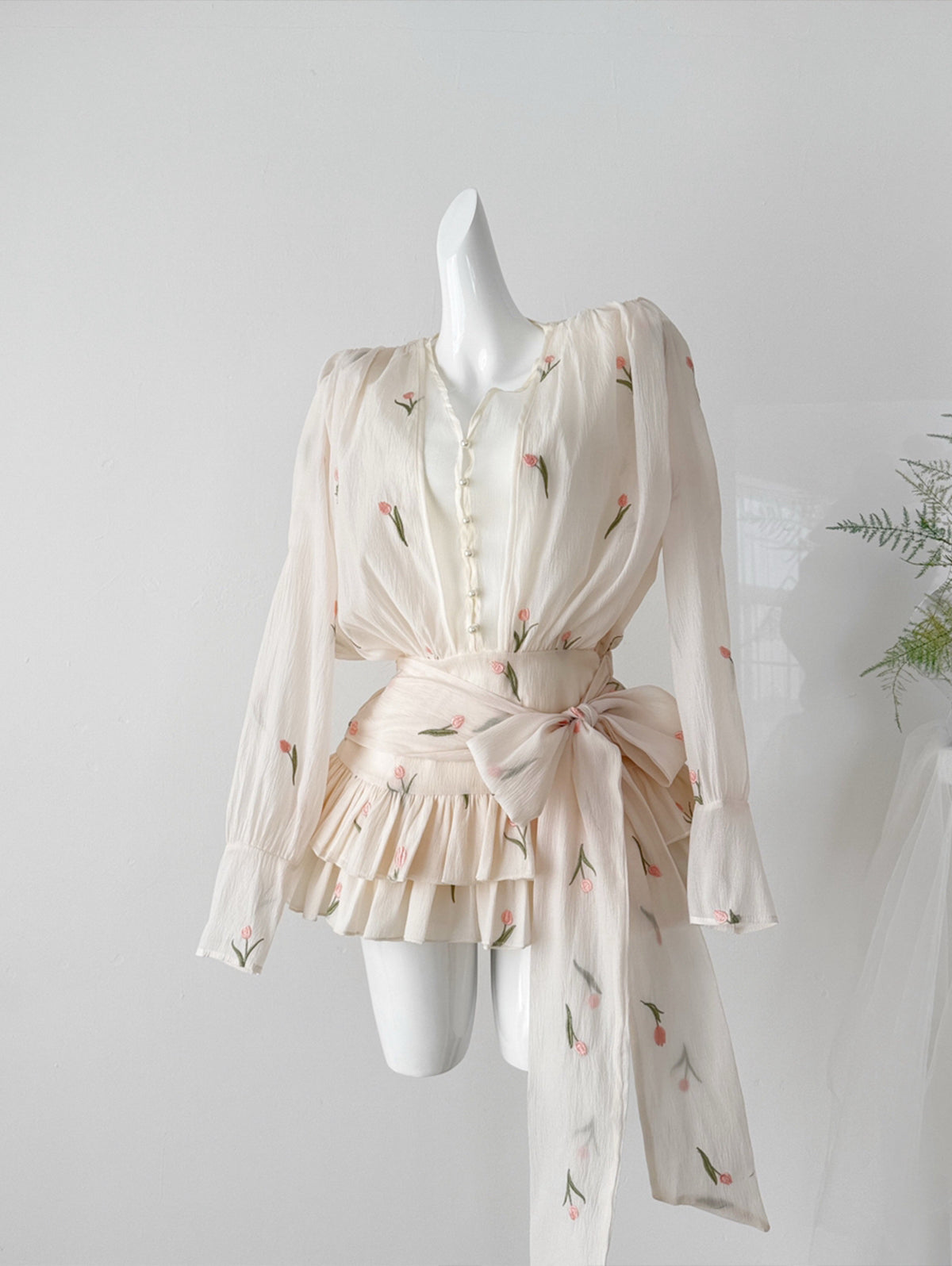 【dress】バックオーポン刺繡フラワーティアードワンピース Q8874