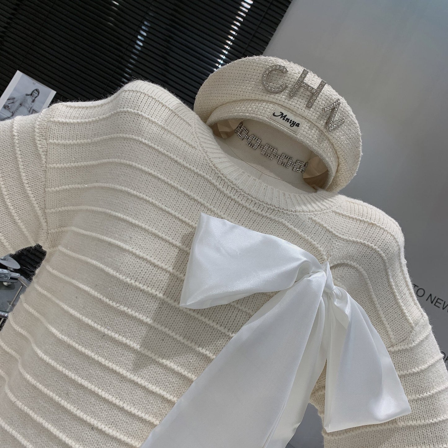 【tops】袖ファーリボン付きニットプルオーバー　N2940