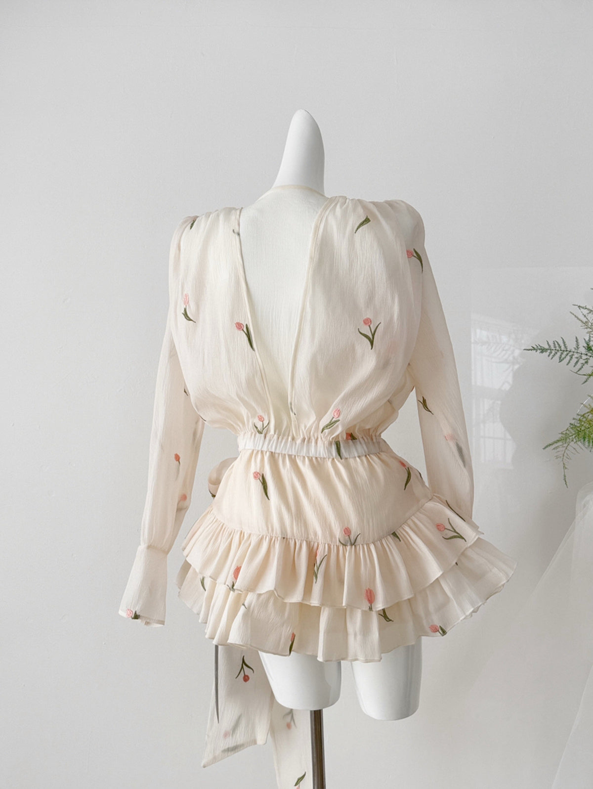 【dress】バックオーポン刺繡フラワーティアードワンピース Q8874