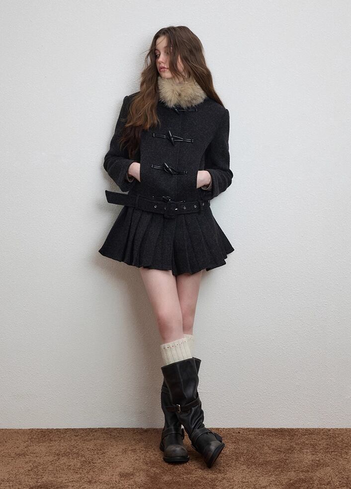【outer】ファー付きプリーツ裾ラシャコート Q7566