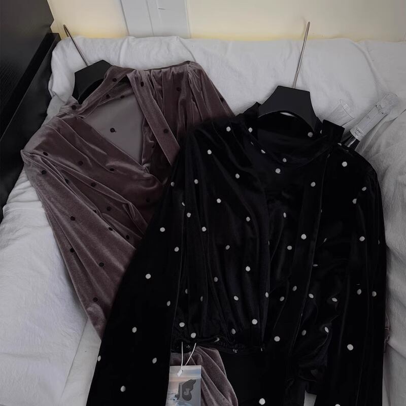 【tops】Vネックドット柄ベルベットトップス Q7399