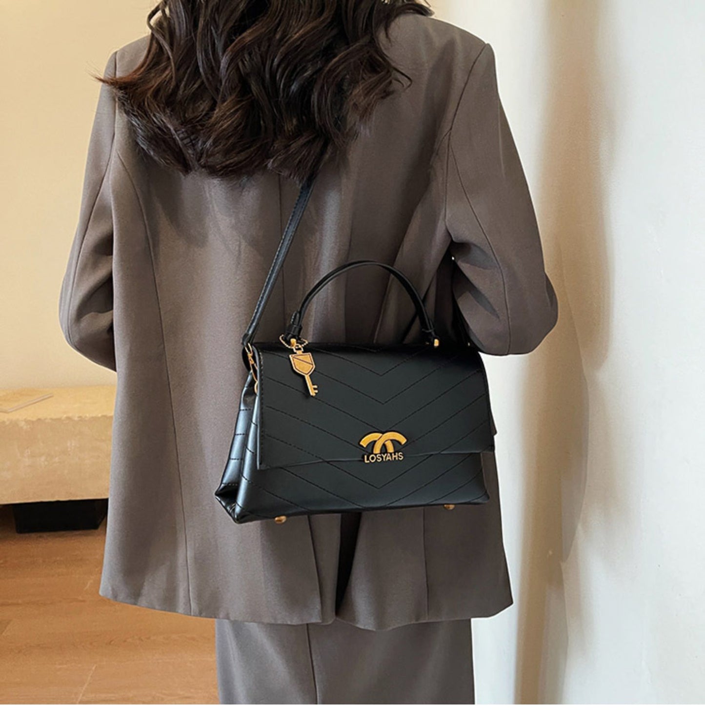 【小物】2色合わせやすいメッセンジャーバッグG23409