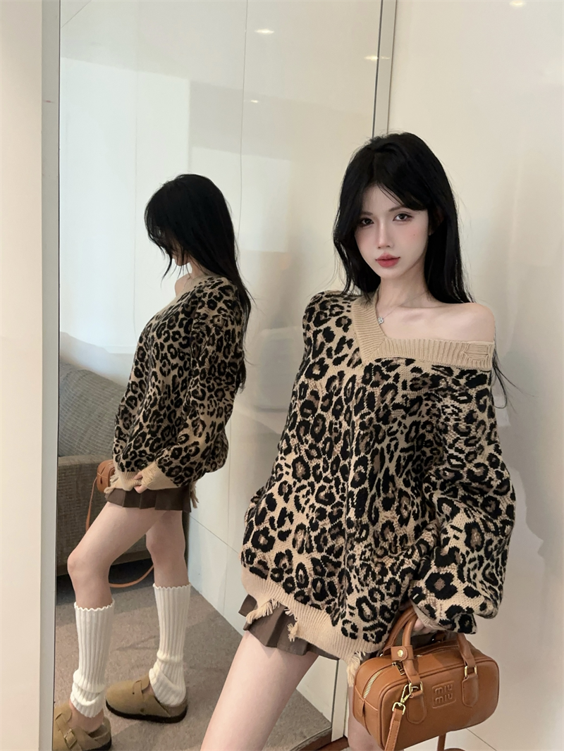 【tops】Vネックヒョウ柄セーターG24158