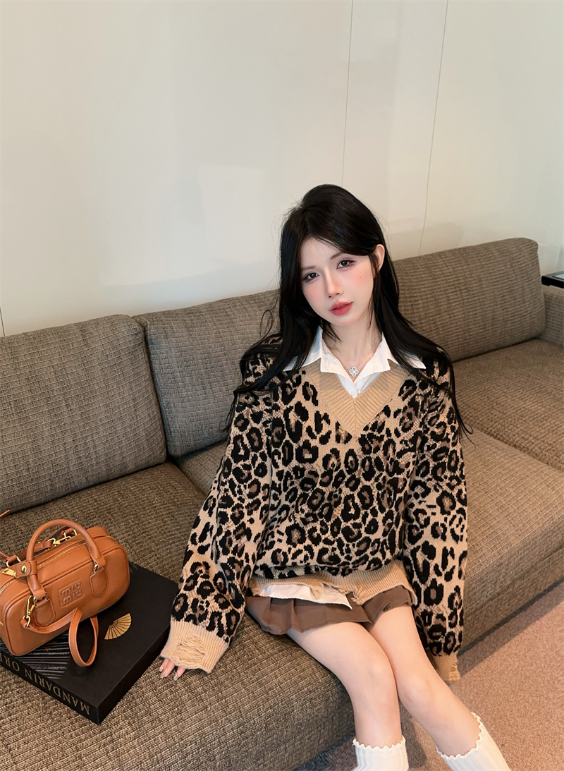 【tops】Vネックヒョウ柄セーターG24158