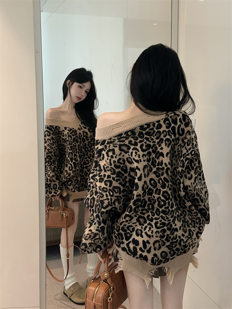 【tops】Vネックヒョウ柄セーターG24158