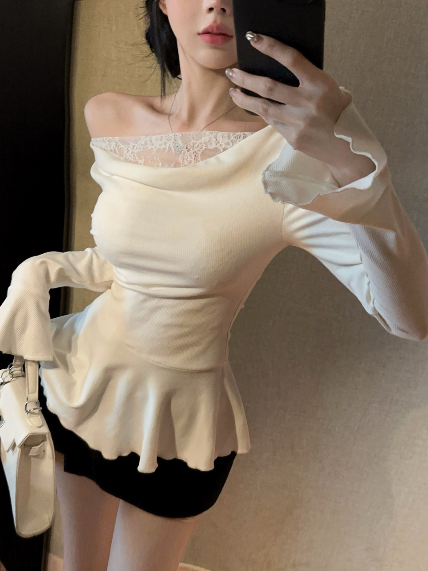 【tops】切り替えレース長袖フリルTシャツG24289