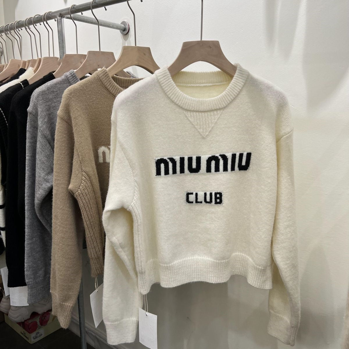 【tops】ラウンドネック英字柄ニットセーターG24534