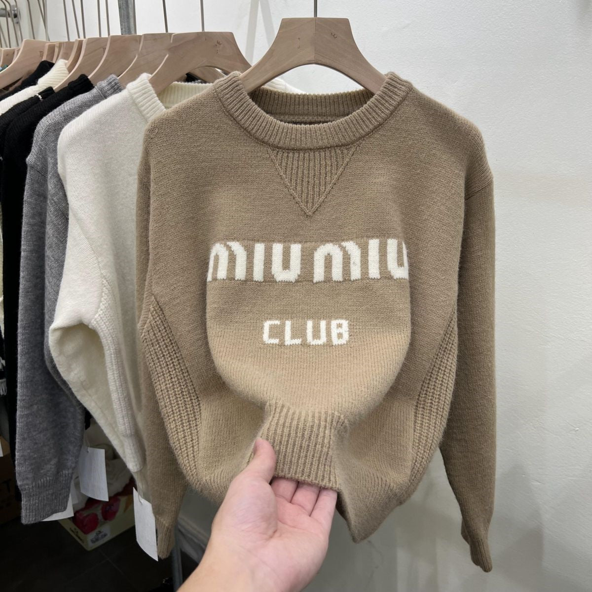 【tops】ラウンドネック英字柄ニットセーターG24534