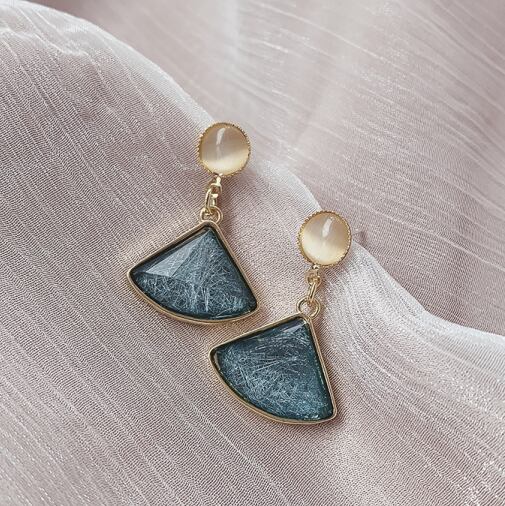 【小物】レトロスウィート三角形アクセサリーピアスレディースファッション