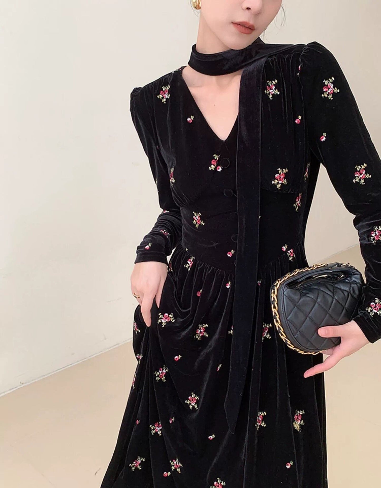 【dress】刺繍Ｖネックデートワンピース　N2393