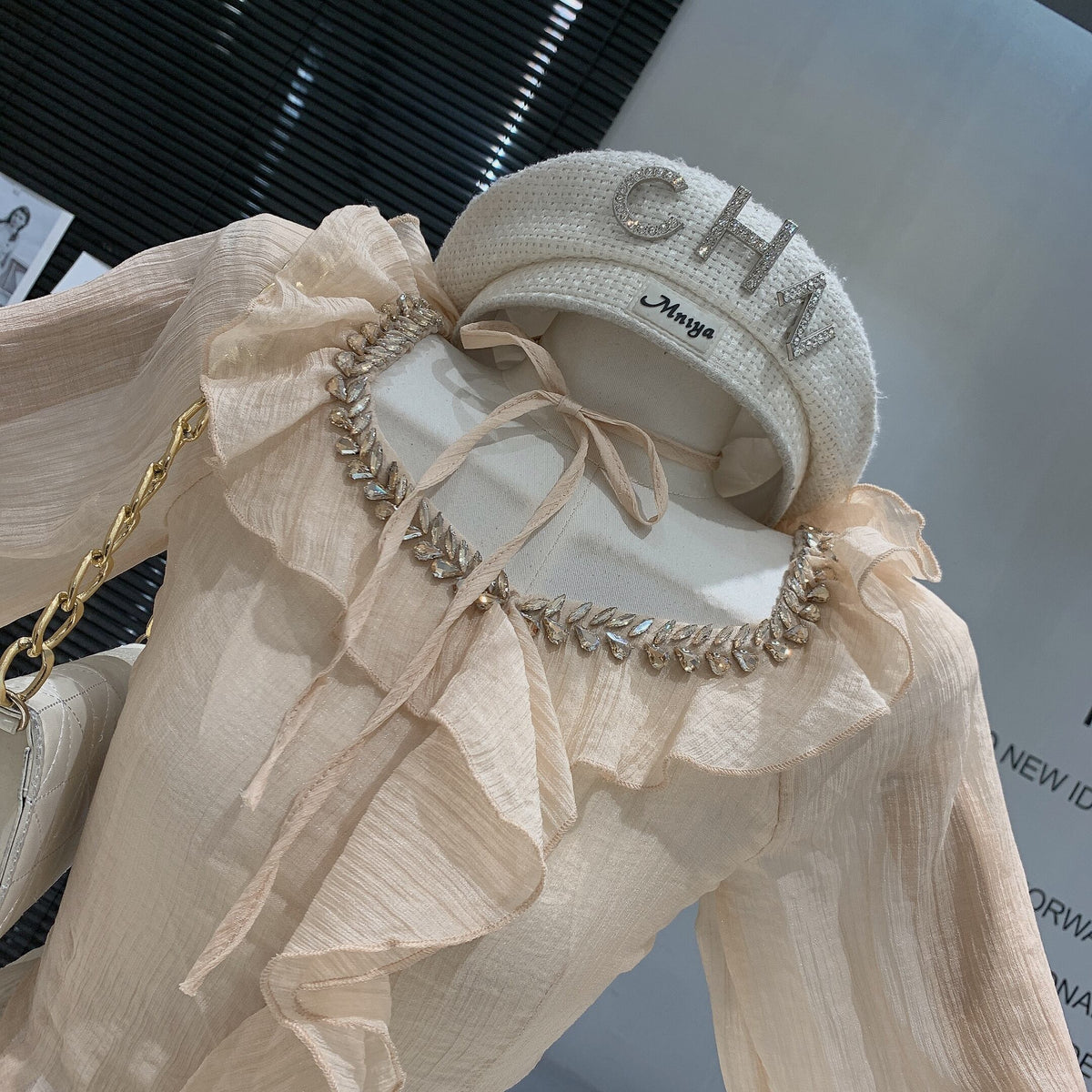 【tops】フリルビジューブラウス　 M29338