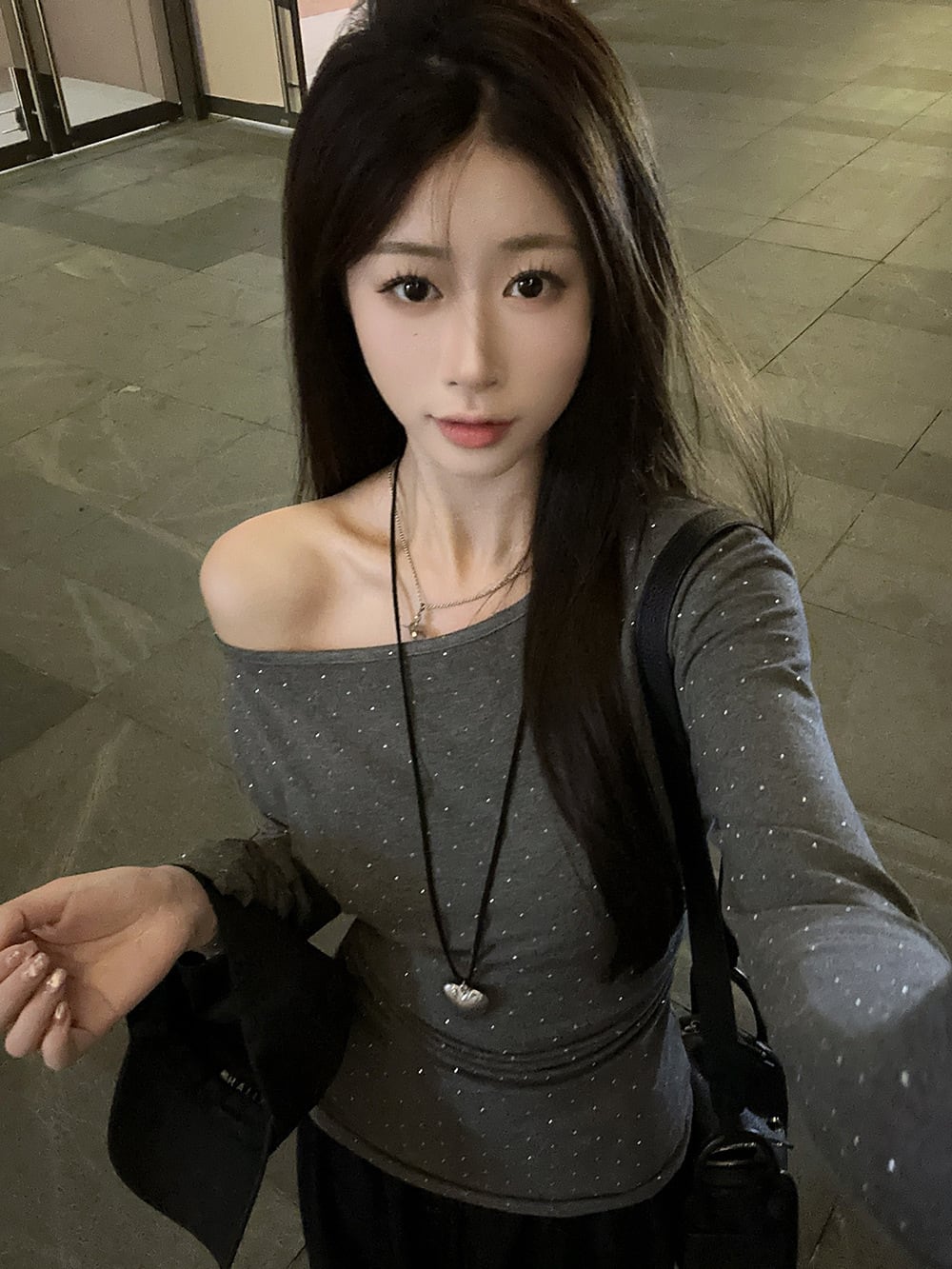 【tops】ビジュー長袖Tシャツ　M25625