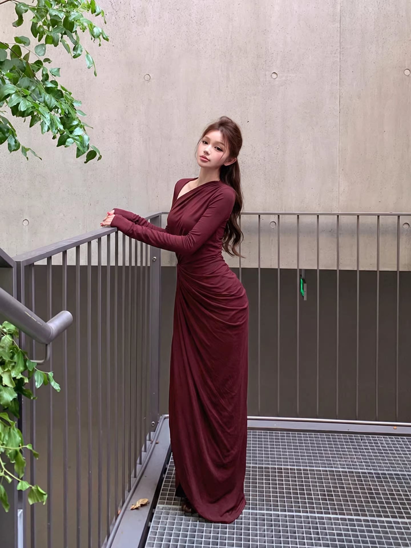 【dress】スリット入れギャザーデザインロングタイトワンピース Q8012