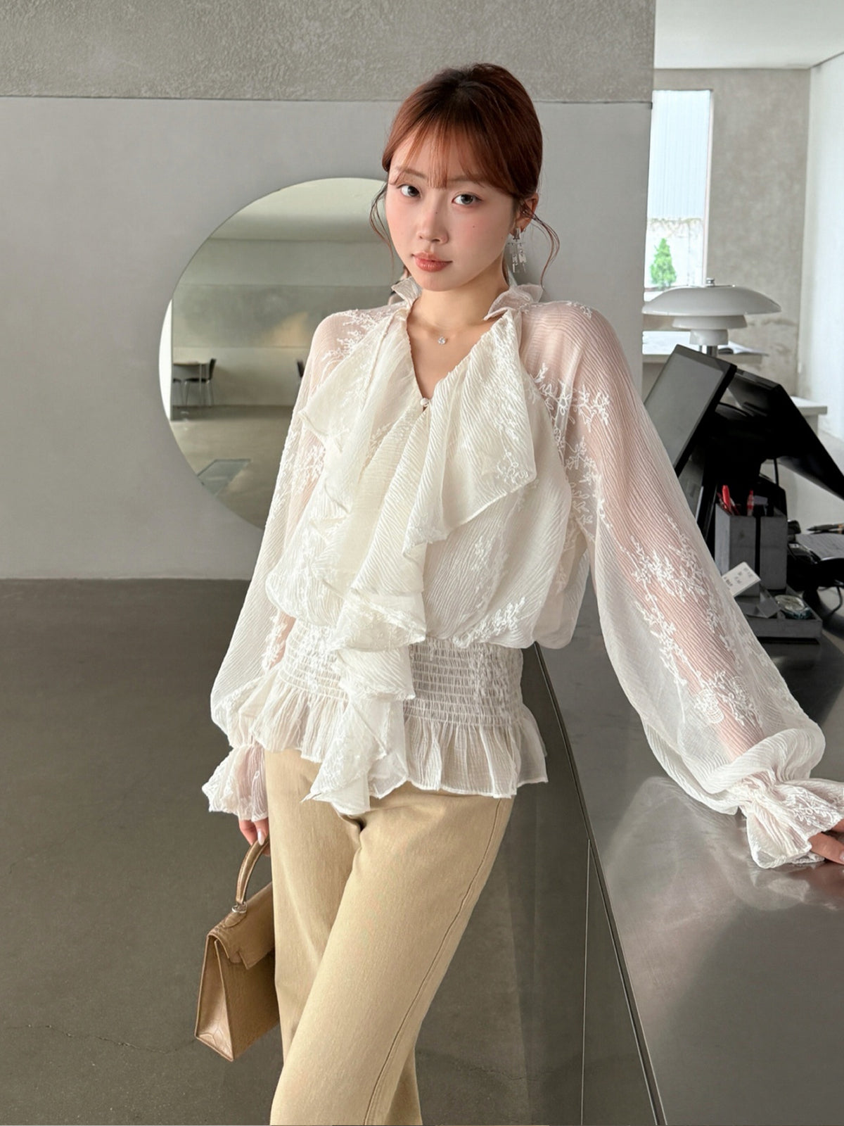 【tops】ギャザーフリル刺繍トップス Q9001