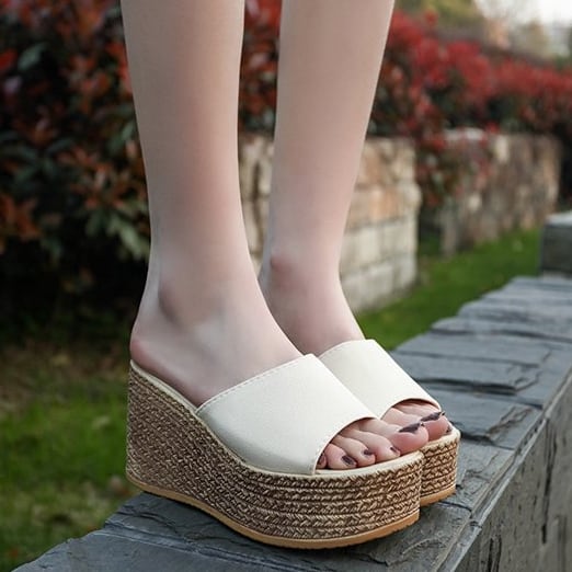 【shoes】一目惚れ！4色シンプル無地履きやすい合わせやすい厚底サンダル