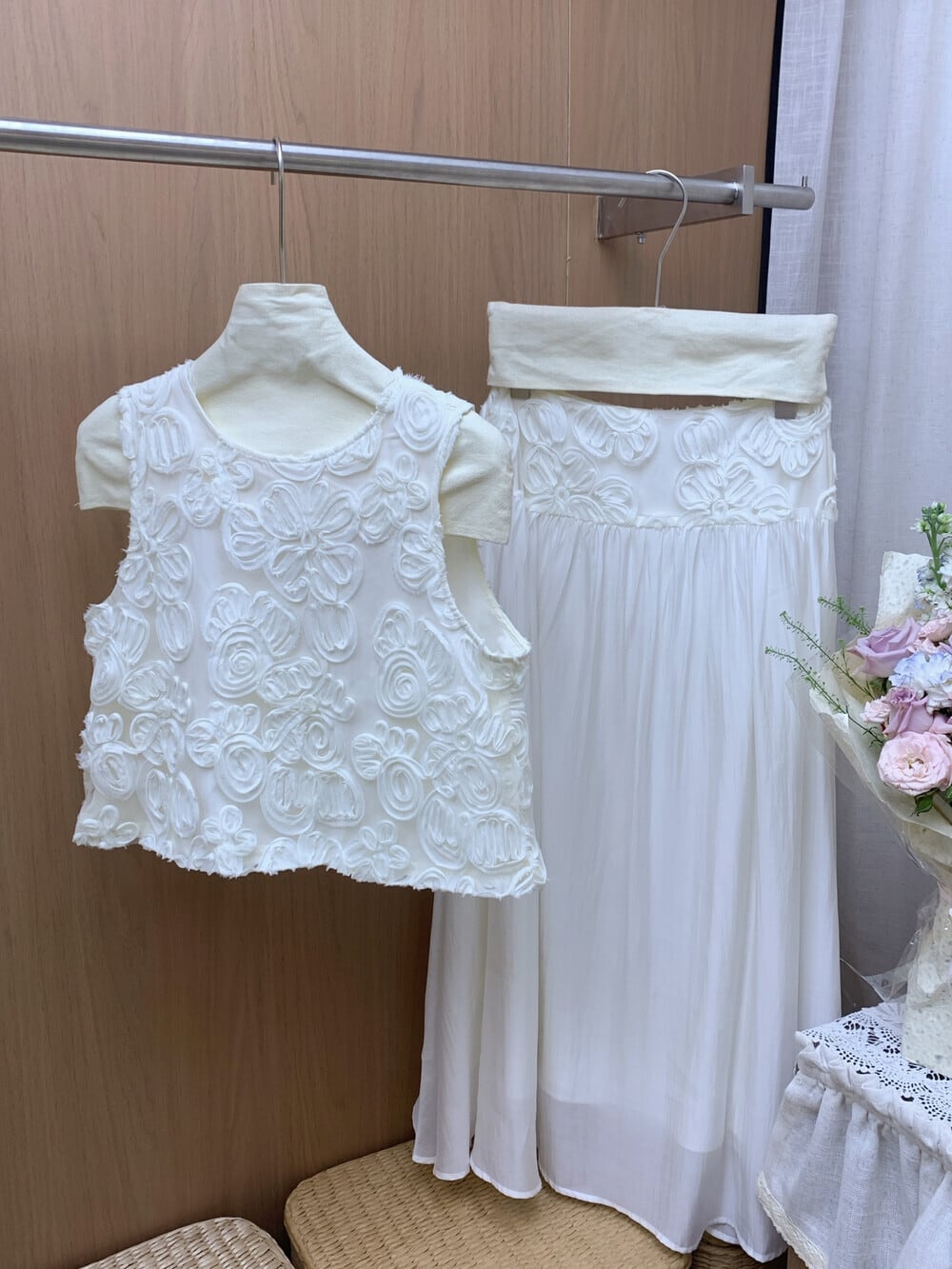 【set】立体感フラワートップス×ロングスカートセット     N3577