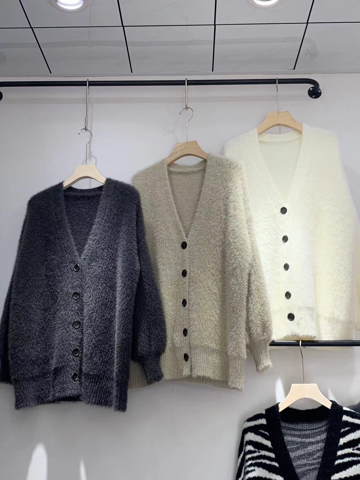 【outer】Vネックシャギーニットカーデ　M26229