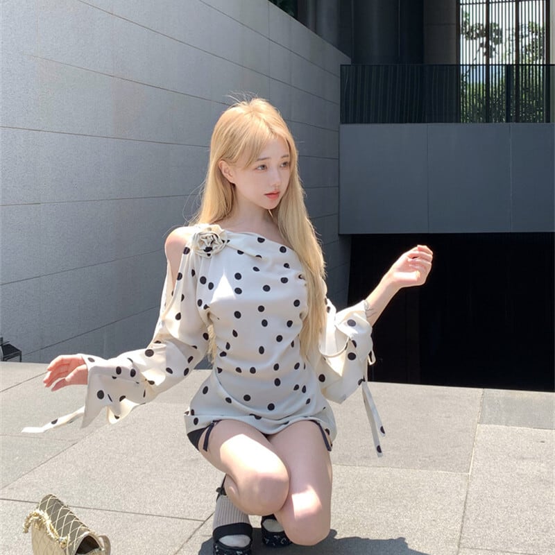 【tops】ドット柄オフショルダートップス　M29337