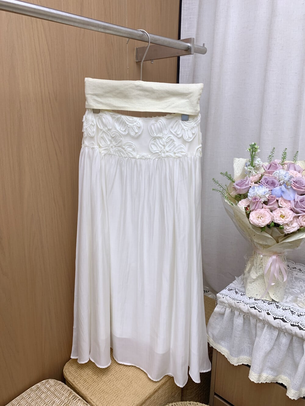 【set】立体感フラワートップス×ロングスカートセット     N3577