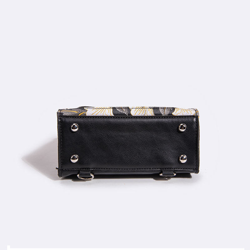 【GOODS】痛バッグ 刺繍 ショルダーバッグ Ｑ2271