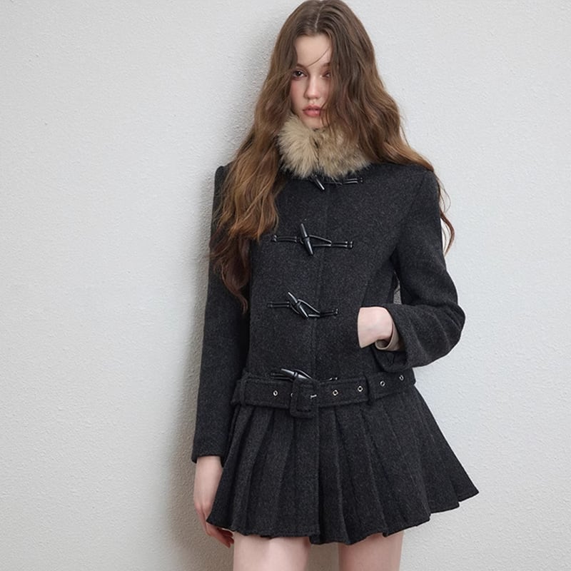 【outer】ファー付きプリーツ裾ラシャコート Q7566