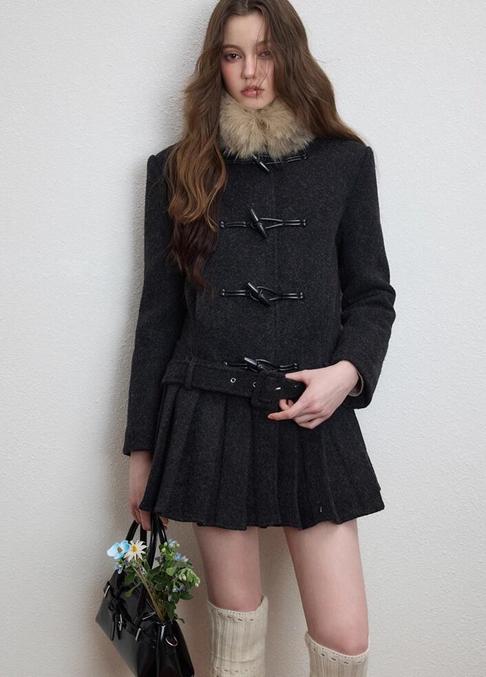 【outer】ファー付きプリーツ裾ラシャコート Q7566