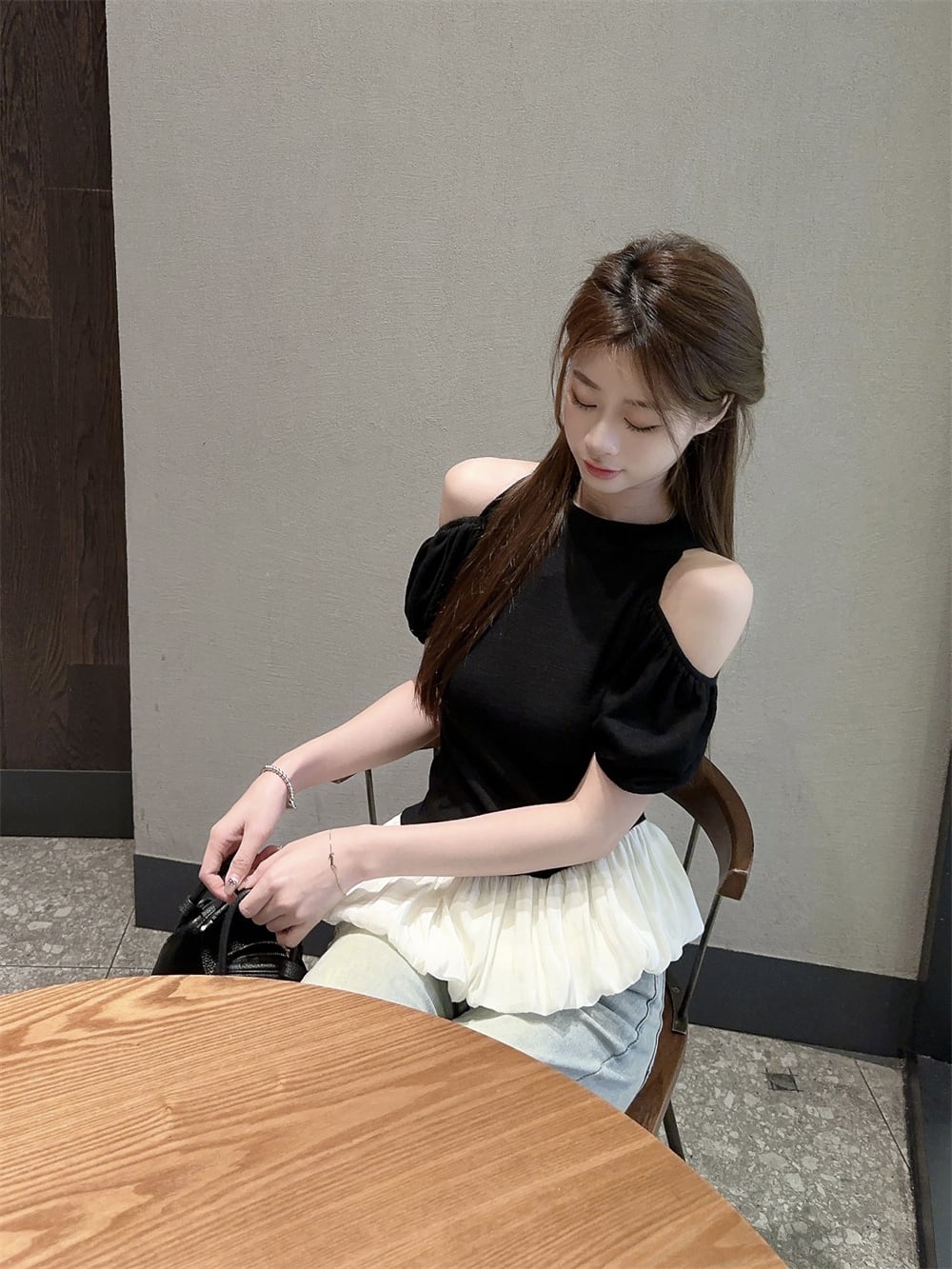 【tops】オフショルダーTシャツ　M24131