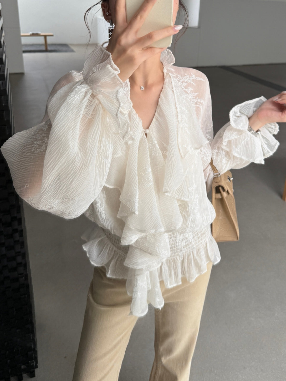 【tops】ギャザーフリル刺繍トップス Q9001