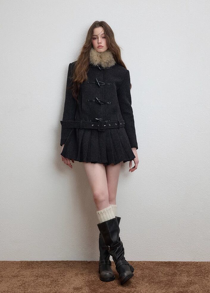 【outer】ファー付きプリーツ裾ラシャコート Q7566