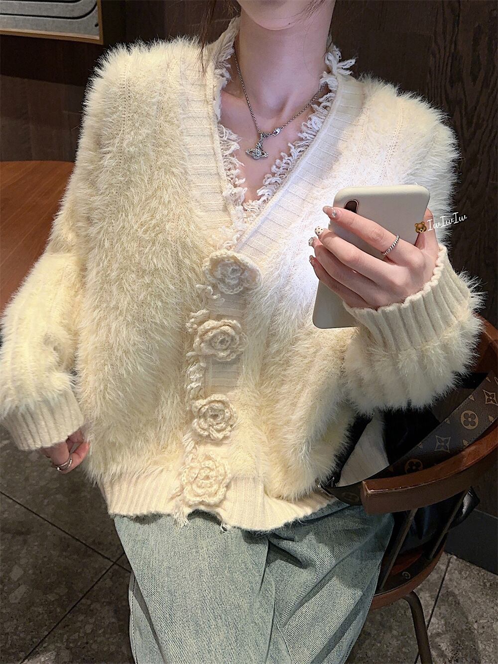 【outer】Vネック立体フラワーニットカーデ　M27898