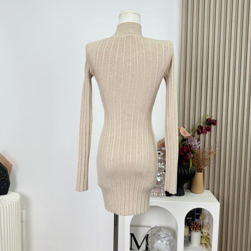 【dress】ラインストーン付きフロントカットニットワンピース Q7825