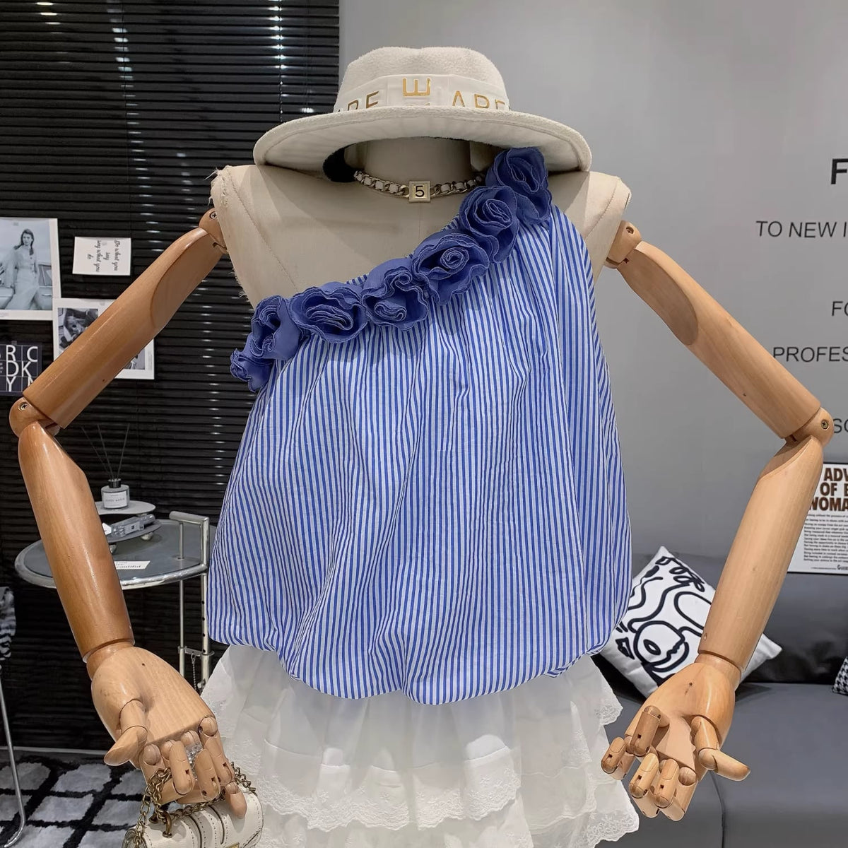 【tops】ストライプ柄ワンショルダー立体感フラワートップス Q8389