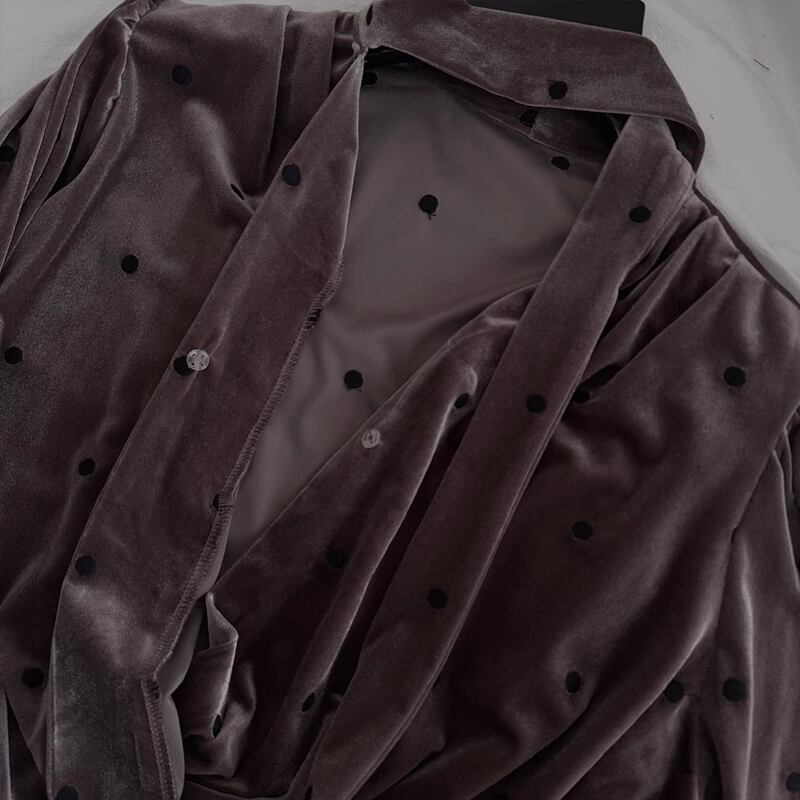 【tops】Vネックドット柄ベルベットトップス Q7399
