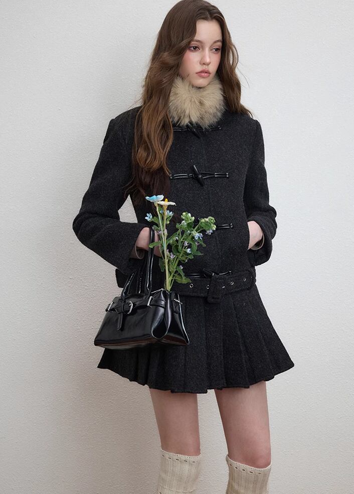 【outer】ファー付きプリーツ裾ラシャコート Q7566